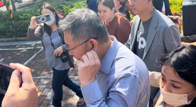 民眾黨總統參選人柯文哲今日出席「台灣醫學之父」杜聰明新書發表會，遭媒體不停追問喝咖啡、金門和平試驗區爭議等問題，均未正面回應。（崔正綱攝）