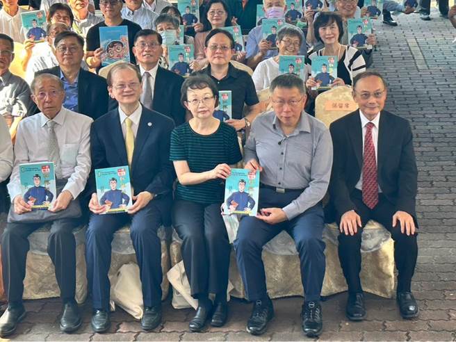 民眾黨總統參選人柯文哲今日出席「台灣醫學之父」杜聰明新書發表會，一同緬懷杜聰明對於台灣醫療界貢獻。（崔正綱攝）