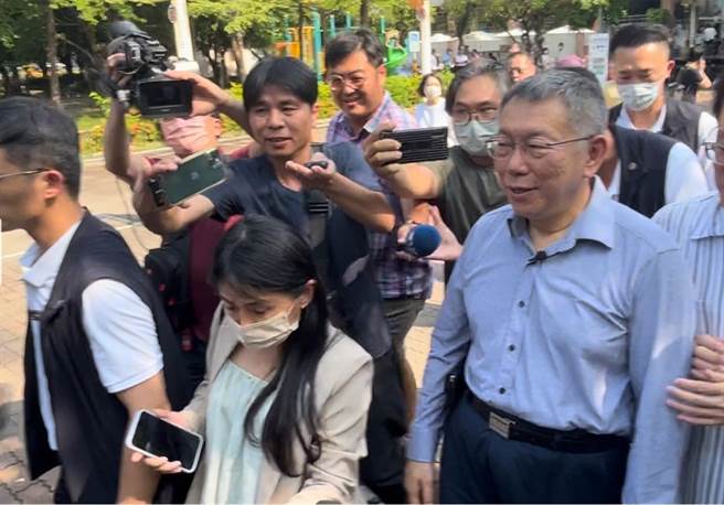 民眾黨總統參選人柯文哲離去時仍被追問，令他驚呼「鯊魚來了！」。（崔正綱攝）