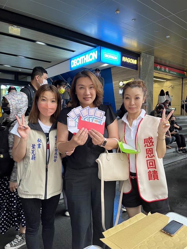 台北捐血中心找来业者合作，每捐出250cc热血，即送家乐福礼券300元。只要现场捐血成功，民眾亦可领取价值近千元的珠宝翻新服务兑换券。（升达珠宝提供／林周义台北传真）