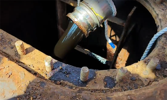 右舷第七艙重油抽上平台船儲槽。（翻攝照片／洪靖宜高雄傳真）