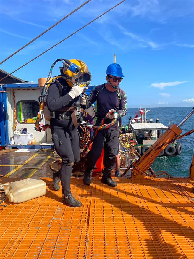 專業潛水團隊準備持續水下作業。（翻攝照片／洪靖宜高雄傳真）