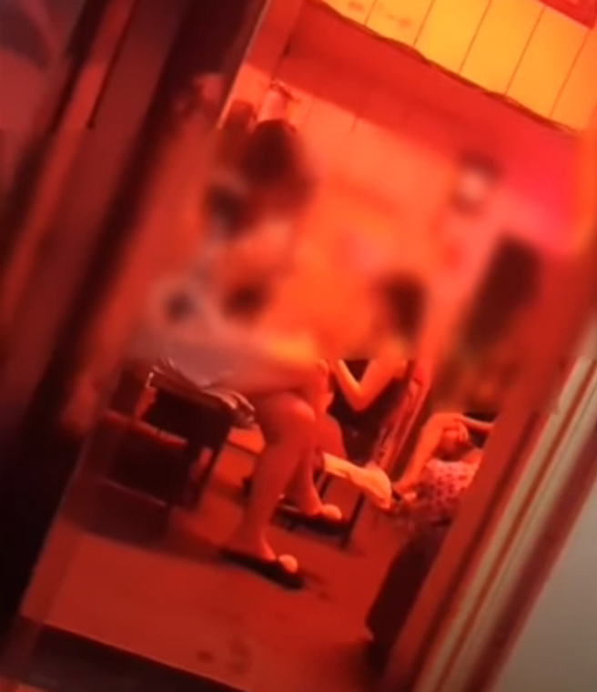 「铁支路」小姐们穿着清凉薄纱。（资料照）