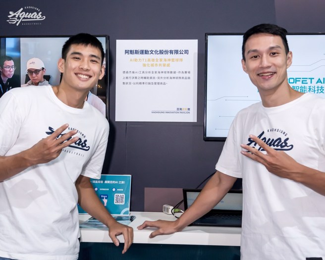 余純安(右)與唐維傑攜手出席。(高雄海神提供)