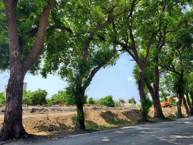 浊干线3公里至28公里处改善工程，在虎尾镇下溪里处的水路设计是下弯，最近开工，附近民眾气炸。（周丽兰摄）