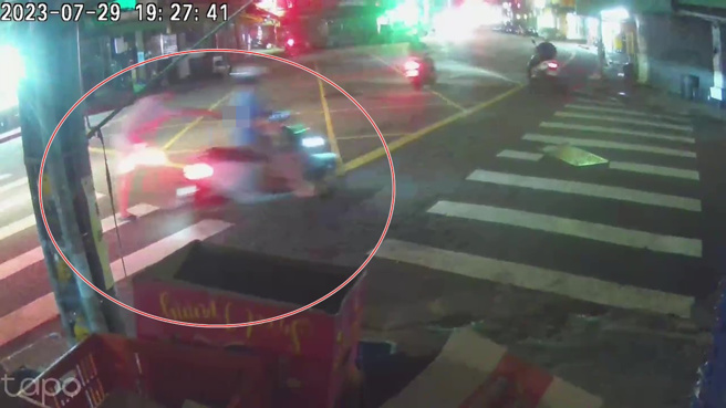 51岁柯姓男子酒醉后无故砍伤2男1女三名骑士，骑士被刺伤背部。（翻摄画面）