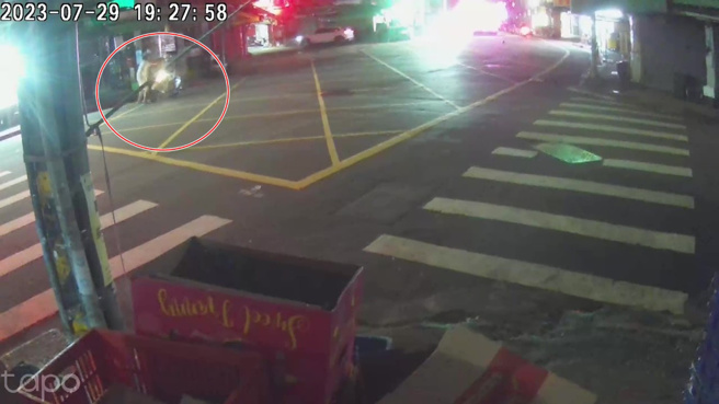 51岁柯姓男子酒醉后无故砍伤2男1女三名骑士，骑士被刺伤背部。（翻摄画面）