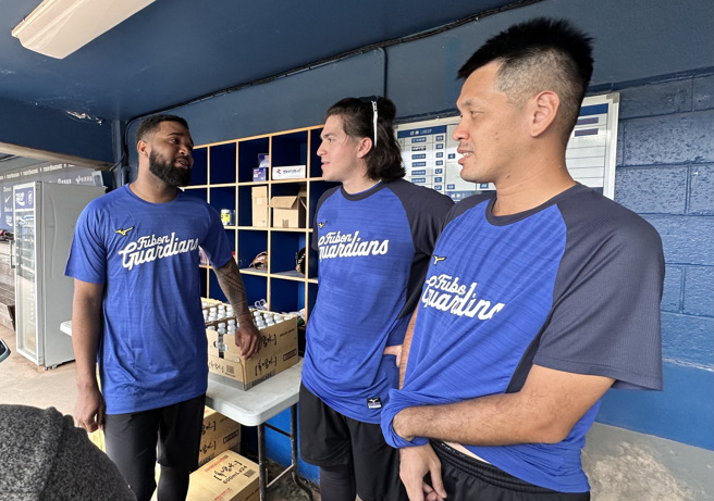 富邦悍將新洋投恩力（左）。（資料照，富邦悍將提供）