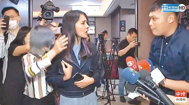 民进党立委赖品妤24日出席活动时，在记者採访追问过程中跌倒，她第一时间指称是被中天新闻记者推到跌倒。《中天新闻》表示，透过多家媒体镜头，证明记者没有不当肢体接触。（摘自中时新闻网YouTube直播／丁上程台北传真）