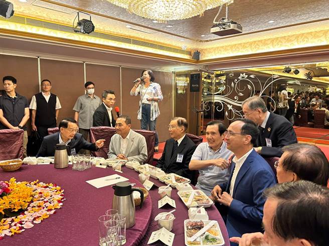 國民黨主席朱立倫、國民黨總統參選人侯友宜、前總統馬英九今晚間出席侯友宜國大代表後援會。（陳薏云攝）