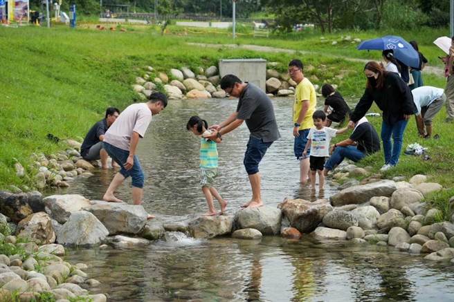 新北市水利局在新店亲情河滨公园打造一条近自然景观溪流，让民眾在都市里找到亲水好所在（新北市政府水利局提供）
