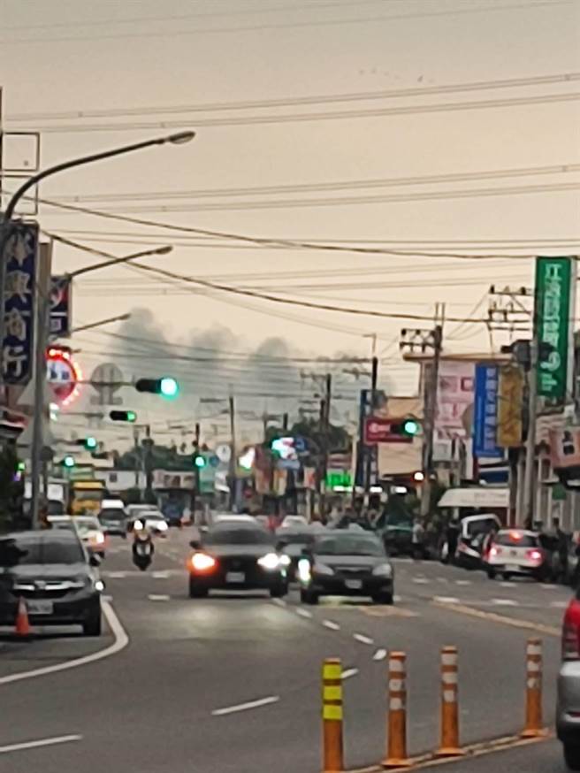 火烧船火势猛烈，浓烟直窜天际，不仅东港镇内看得一清二楚，连10公里外的新园乡仙公庙一带也看得到。（民眾提供／谢佳潾屏东传真）