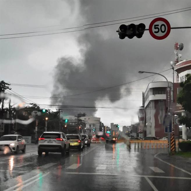 火烧船火势猛烈，浓烟直窜天际，不仅东港镇内看得一清二楚，连10公里外的新园乡仙公庙一带也看得到。（民眾提供／谢佳潾屏东传真）