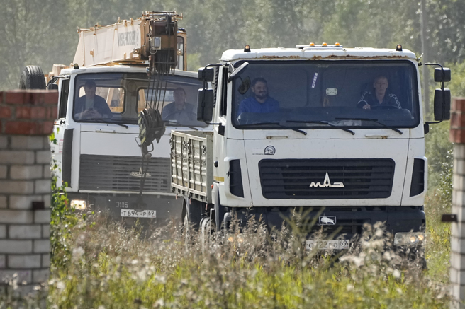 瓦格納傭兵首腦普里格津驚傳墜機身亡，當局25日從空難現場運走一車車殘骸。（美聯社）