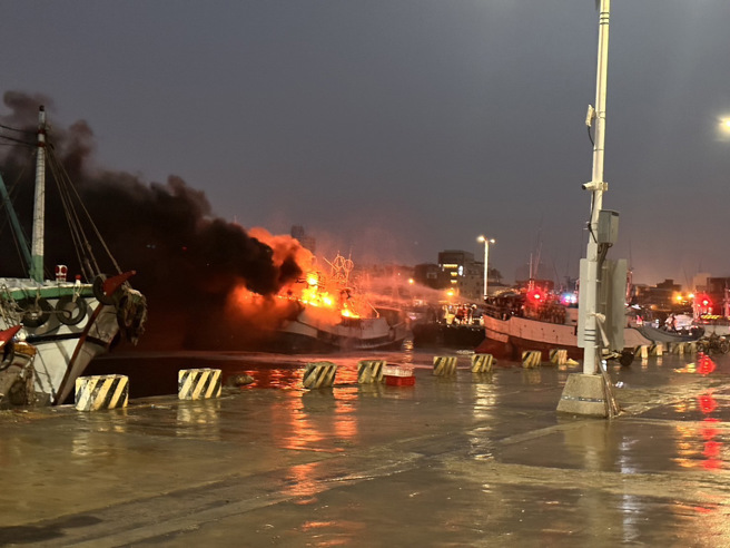 今（25）日傍晚17时许，屏东东港渔港惊传火烧船，东港渔港靠近海滨国小附近有5艘渔船遭火烧。（翻摄画面）