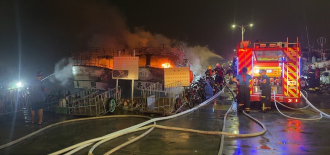 今（25）日傍晚17时许，屏东东港渔港惊传火烧船，东港渔港靠近海滨国小附近有5艘渔船遭火烧。（翻摄画面）