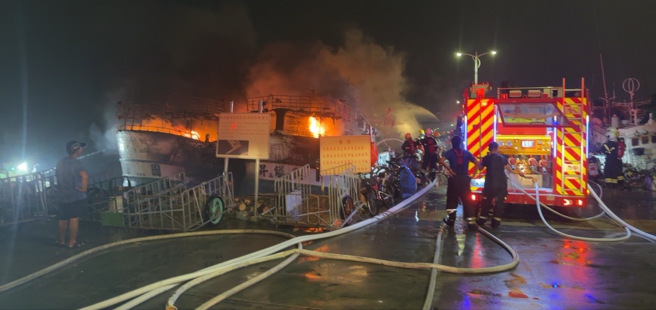 今（25）日傍晚17时许，屏东东港渔港惊传火烧船，东港渔港靠近海滨国小附近有5艘渔船遭火烧。（翻摄画面）