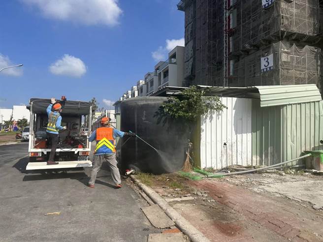 针对安南区爆发群聚感染疫情，病例数居高不下，安南区今天执行防火墙大清消，期能阻断社区传播链蔓延。（台南市卫生局提供／曹婷婷台南传真）