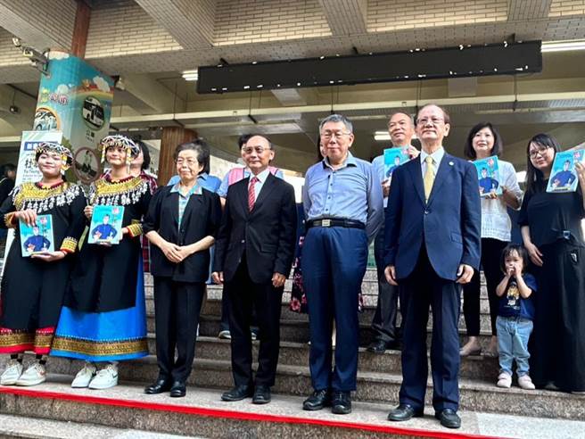 今日「台湾医学之父」杜聪明130岁冥诞，杜聪明博士奖学基金会与歷史漫画家携手，推出「一代医人杜聪明」漫画书，透过漫画方式，记载杜聪明一生经歷、贡献。（崔正纲摄）
