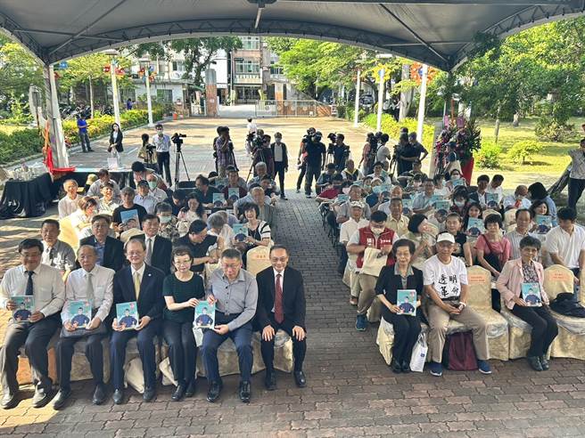 今日「台湾医学之父」杜聪明130岁冥诞，杜聪明博士奖学基金会与歷史漫画家携手，推出「一代医人杜聪明」漫画书，透过漫画方式，记载杜聪明一生经歷、贡献。（崔正纲摄）