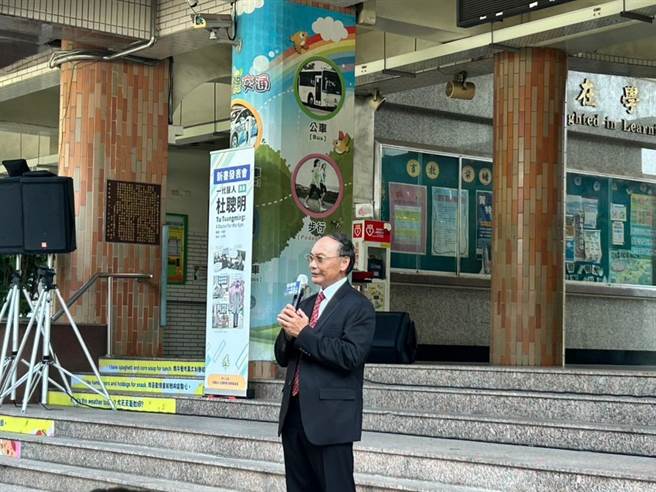 杜聪明博士奖学基金会董事长、杜聪明之孙杜武青表示，杜聪明创办高医时，头一年没有校舍，还得去跟爱国国小借教室、礼堂，过程相当艰辛。（崔正纲摄）