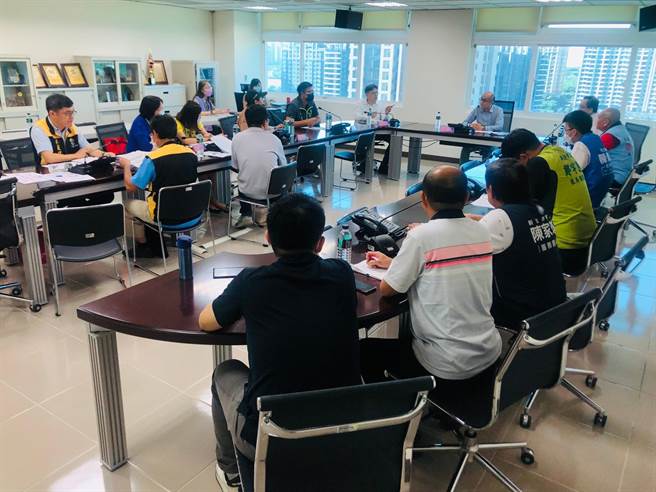 淡水崁顶里门牌误编案，民政局今邀集淡水区公所、淡水户所、崁顶里长吴庭岳、沙崙里长彭瑀筑及议员服务处开会，启动更正作业9月24日生效。（新北市民政局提供）