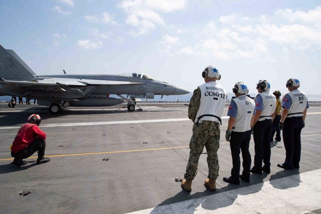 2023年8月21日，第12 航母战斗群司令埃斯利奇少将（左）和土耳其海军领导人在福特号(CVN 78) 的飞行甲板上观察起降作业。（DVIDS）