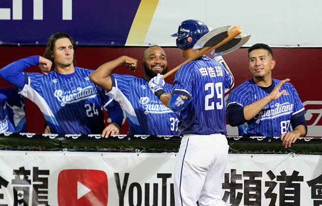 富邦悍將申皓瑋開轟，本季第11轟出爐持續刷新個人單季最佳成績，回來後與隊友瑞恩（左起）、恩力、富藍戈慶祝。（富邦悍將提供）