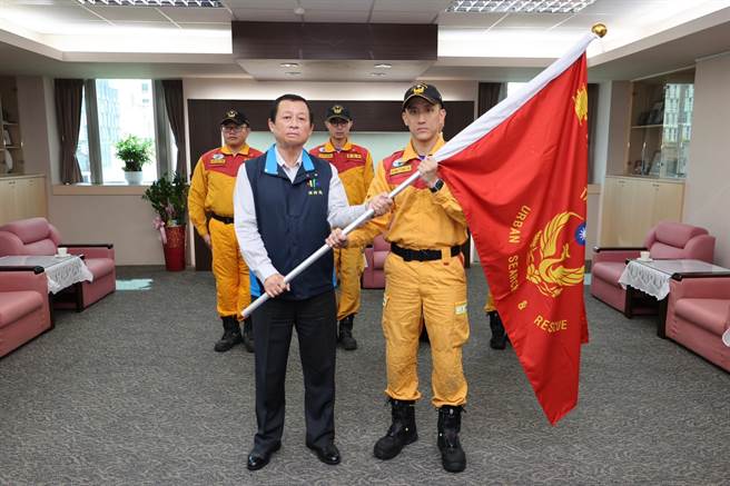 北市消防局长授旗给搜救队成员。（翻摄照片／林郁平台北传真）