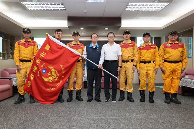 北市消防局长授旗给搜救队成员。（翻摄照片／林郁平台北传真）