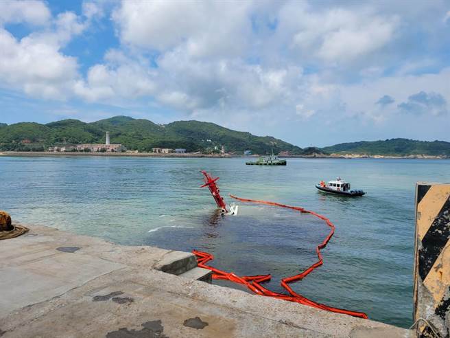 航港局表示，案发当下连江县政府等相关单位，即启动油污染防机制及相关因应措施。（民进党连江县党部提供）
