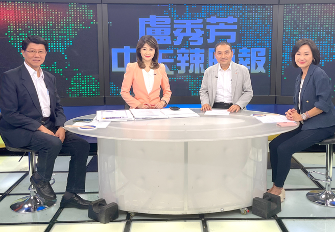 前台南市议员谢龙介（左起）、主持人卢秀芳、新北市长侯友宜、国民党智库执行长柯志恩在中天电视《辣晚报》。（侯友宜竞选办公室提供）