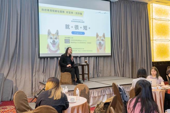 唐凤今宣布，经行政院核定，政府专用短码简讯平台将使用3码「111」，作为政府机关专属发送简讯的短码。（数位部提供）