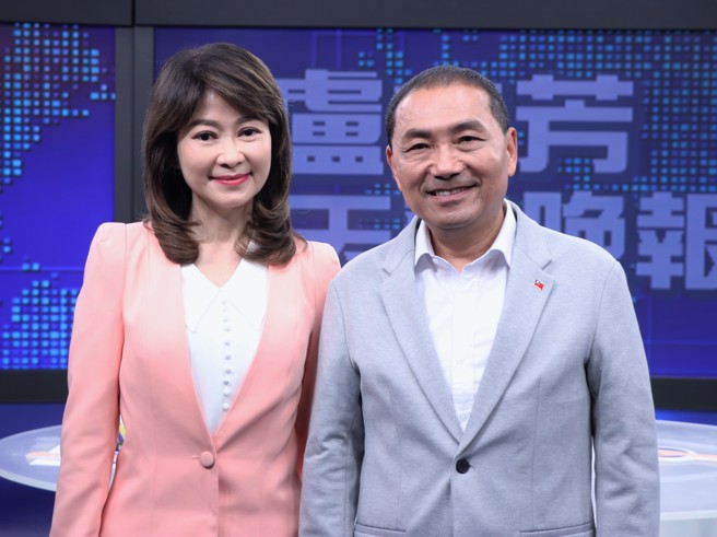 新北市長侯友宜（右）接受《辣晚報》主持人盧秀芳專訪，於25日晚間播出。（中天新聞提供／鄭宜熏台北傳真）