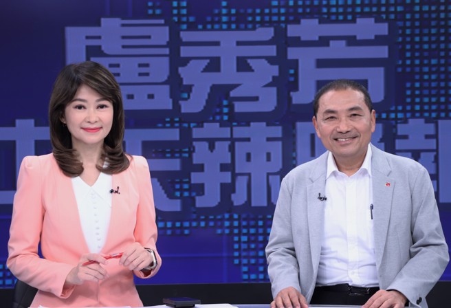 國民黨總統參選人、新北市長侯友宜（右）接受中天電視盧秀芳（左）專訪，於25日播出。（中天新聞提供／鄭宜熏台北傳真）