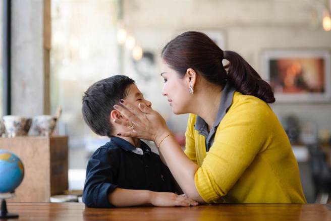 一名網友不解，媽媽總是愛念自己「等你老了就知道」，質疑為何不現在就說清楚。(示意圖／shutterstock)