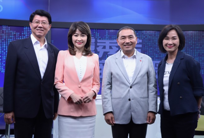 前台南市议员谢龙介（左起）、主持人卢秀芳、新北市长侯友宜、国民党智库执行长柯志恩在中天电视《辣晚报》节目，于25日播出。（中天新闻提供／郑宜熏台北传真）