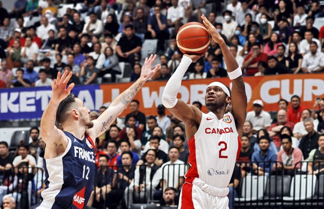 加拿大后卫亚歷山大无视法国前锋迪科洛防守照样出手。(路透)