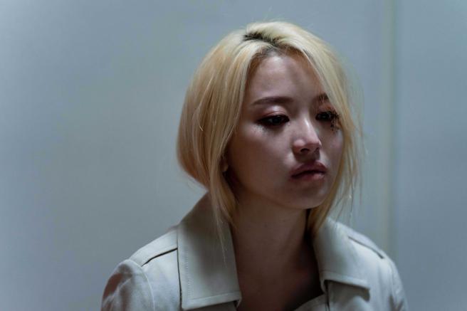 蔡瑞雪饰演的人气直播主「姗姗」，因工作后遭受严重侵犯，身心受极大打击。（图／风起娱乐提供）