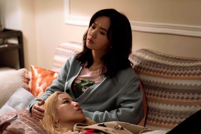 蔡瑞雪剧中受到打击，还好有闺蜜严正岚陪伴照顾她。（图／风起娱乐提供）