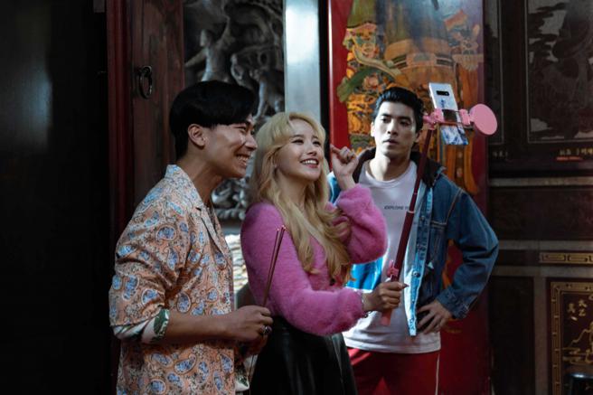 蔡瑞雪剧中到宫庙开直播，左为忠实粉丝杨杰宇，右为宫主林哲熹。（图／风起娱乐提供）