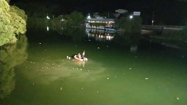江南在峨眉湖玩立式划桨不慎落水失踪，消防人员持续搜救。（新竹消防局提供）