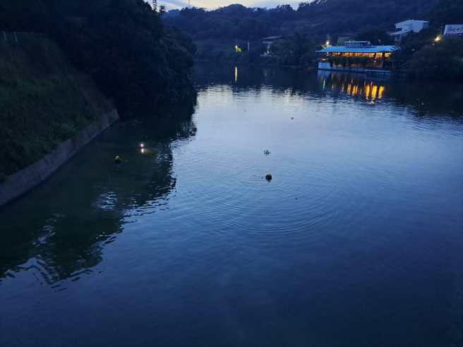 江南在峨眉湖玩立式划桨不慎落水失踪。（新竹消防局提供）