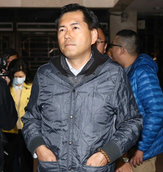 台北地检署2018年8月指挥调查局北机站搜索8处地点，并以涉嫌人身分约谈「台湾搜房」负责人杨建杰、「亚太」负责人秦启松、黄纯萍夫妇及干部7人。（照片 / 杜宜谙摄）