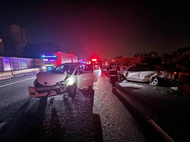 国1北上竹北路段发生车祸，1男子OHCA。（新竹县消局提供／罗浚滨新竹传真）