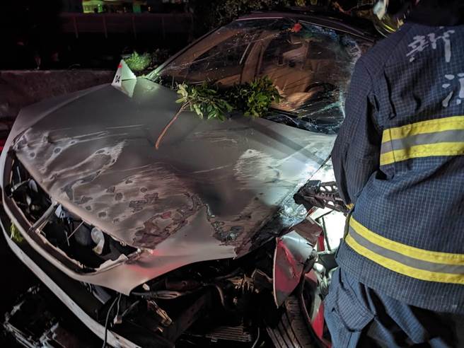 国1北上竹北路段发生车祸，1男子OHCA。（新竹县消局提供／罗浚滨新竹传真）