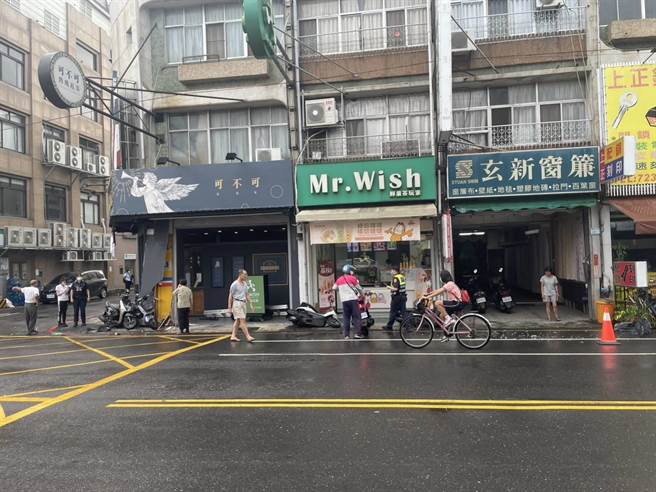 屏东市发生一起保龄球式车祸，所幸没有人员伤亡。(警方提供)