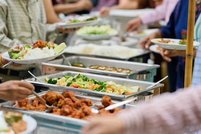 自助餐3菜1肉140元，他惊呼好贵，阿姨解释让万人笑歪。（图／shutterstock）