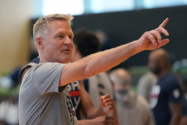 美国总教练科尔还是必须先「消毒」一下才行。(美联社资料照)