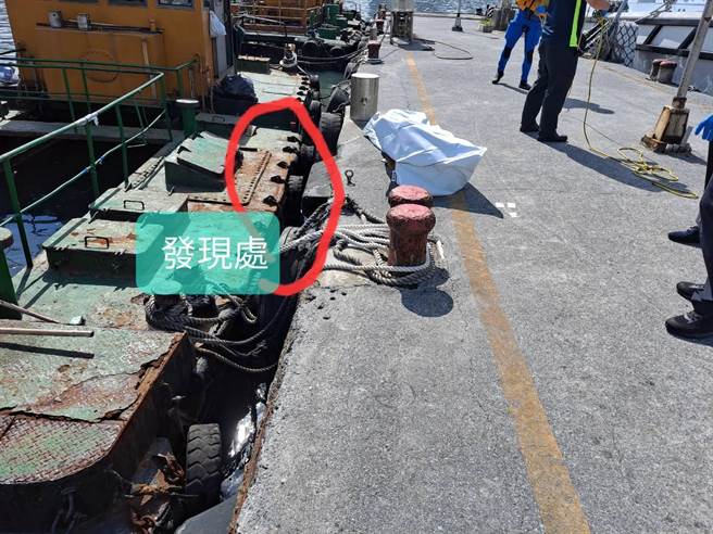 ▲基隆市26日上午传出在港西街小艇码头有浮尸，消防局接获通报后将死者李男打捞，至于死因还有待检警进一步厘清。（基隆市消防局提供／徐佑升基隆传真）